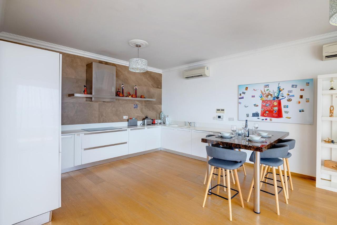 Seafront Apartment In Sliema With Pool, Upmarket Complex エクステリア 写真