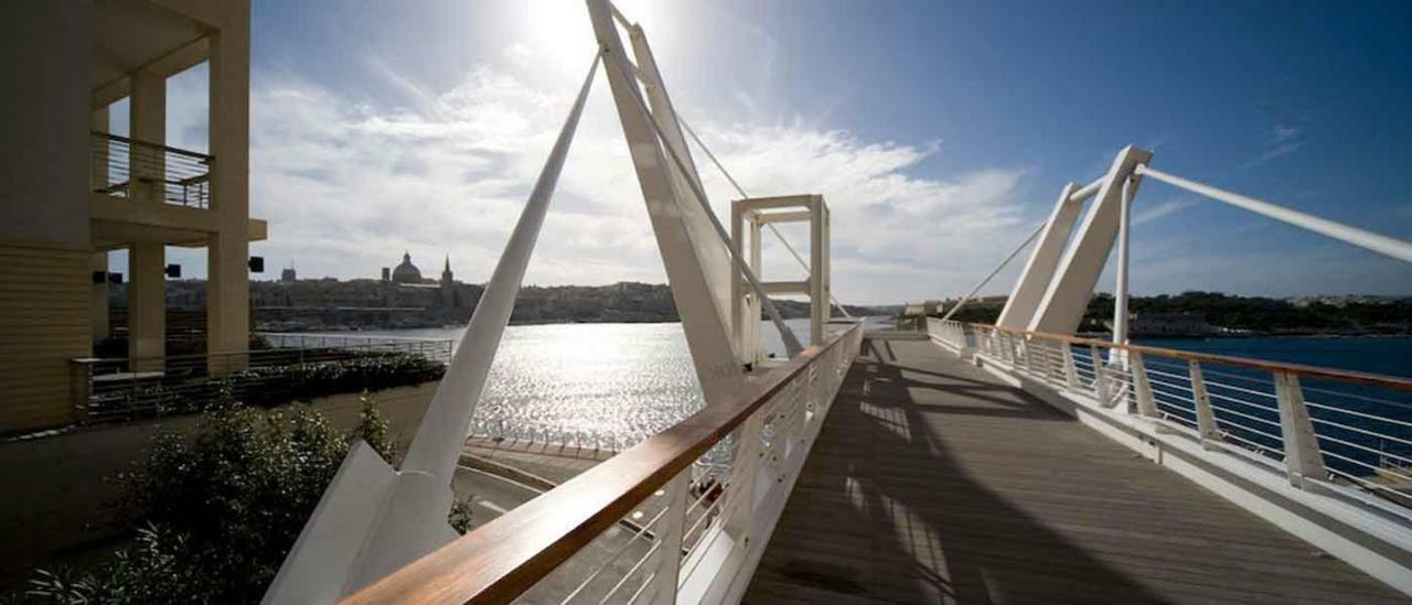 Seafront Apartment In Sliema With Pool, Upmarket Complex エクステリア 写真