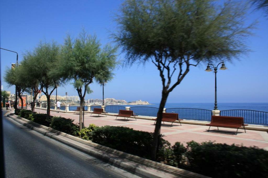 Seafront Apartment In Sliema With Pool, Upmarket Complex エクステリア 写真