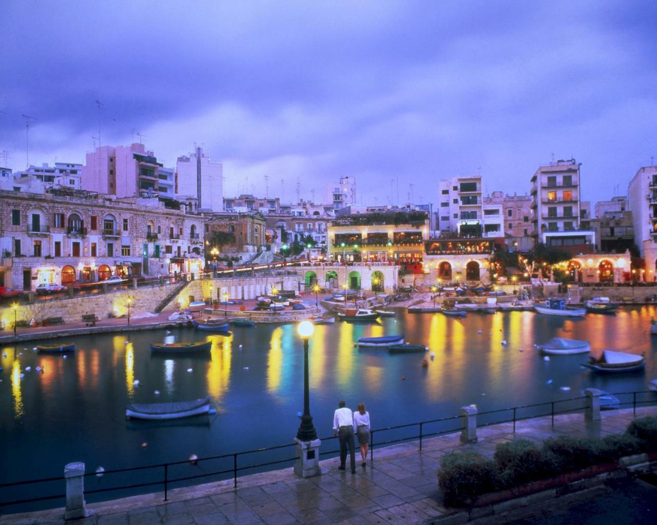 Seafront Apartment In Sliema With Pool, Upmarket Complex エクステリア 写真