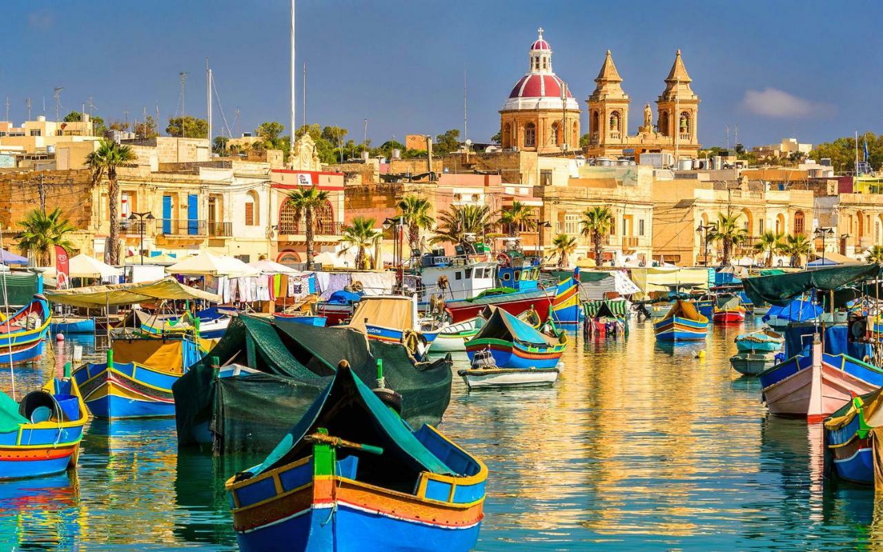 Seafront Apartment In Sliema With Pool, Upmarket Complex エクステリア 写真